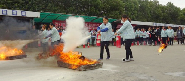 万事博服装“青年安全生产示范岗”，为安全生产提供保障